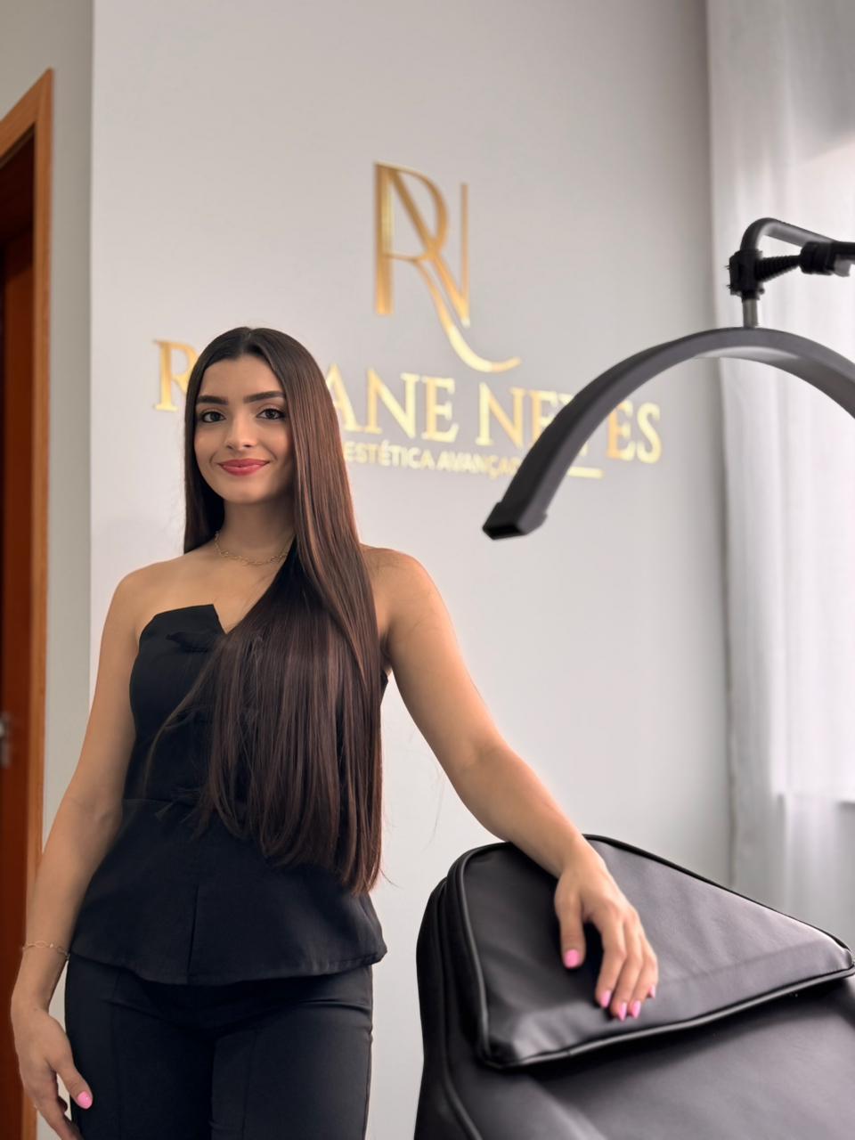 Raiane Neves em seu consultório